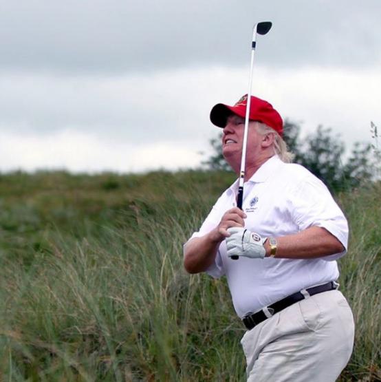 “10万死亡名单”轰动美国，川普却被爆去玩高尔夫，网友们炸了