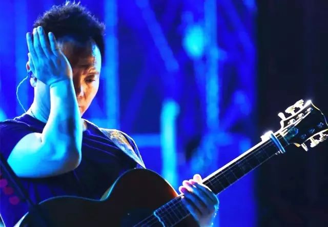 许巍曾经沧桑如今风华正茂,02年的许巍和现在的许巍