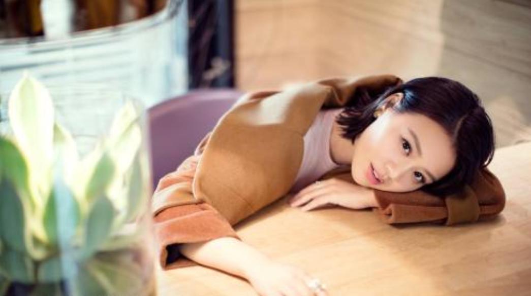 肩宽的女人穿什么衣服最好看,肩宽女生冬季穿衣技巧图片