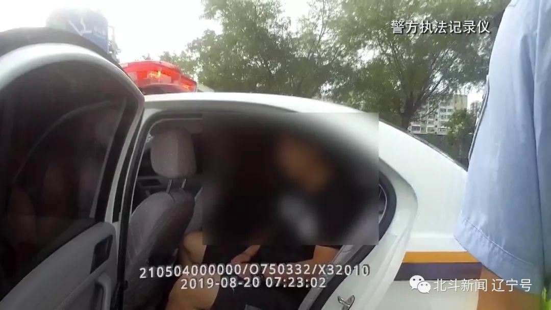 一名邮政车司机做了回“反面教材”怎么回事？