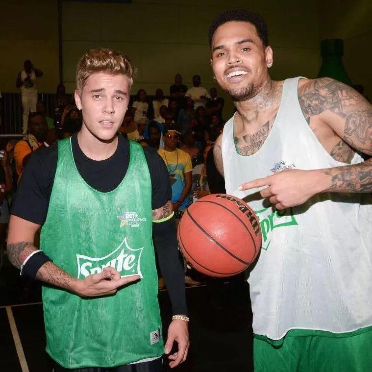 安踏潮湃,安踏火爆携款