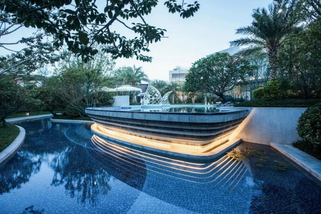 夏日泳池风景,夏日玩水胜地无边际泳池