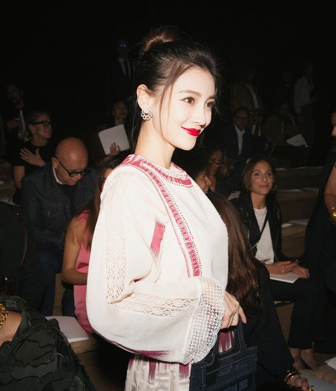 baby看秀造型太美了，摩洛哥风长裙搭丸子头，哪像30岁辣妈