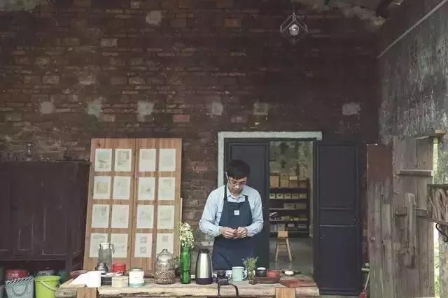 放弃世界顶尖银行工作,他回村当木匠,在废墟上盖出了爆美小院!