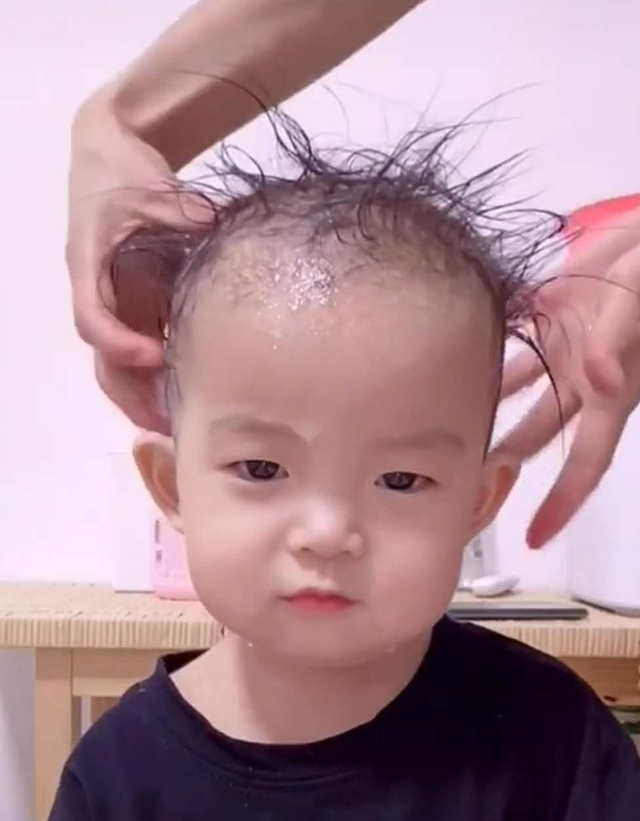 女孩儿发型发量少,女儿头发少妈妈给剪光头