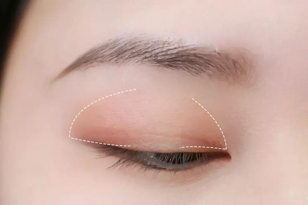 眼影怎么画新手简单又好看不显脏,日常眼影怎么画新手简单又好看