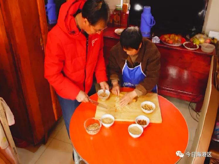 中秋节月圆之时家人团聚吃月饼,月圆人团圆不用等待的团聚更美味