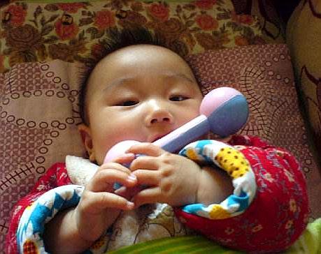 1-2岁宝宝精细动作发展视频记录,0-1岁宝宝发育精细动作