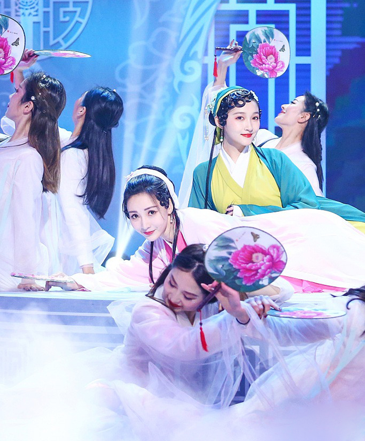 柳岩关晓彤cos青蛇白蛇秀舞姿,柳岩和关晓彤演青蛇白蛇跳舞