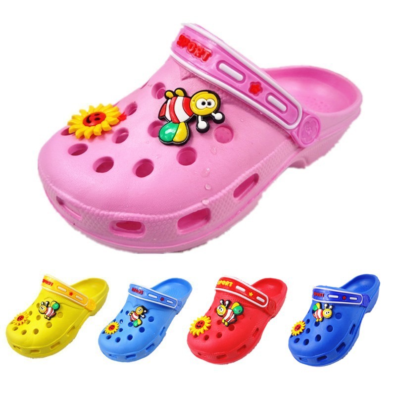 孩子穿洞洞鞋被电梯夹住,儿童脚被电梯夹