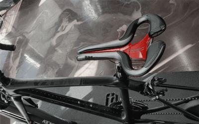 大叔发明了一个镂空车座，堪称骑行时降低屁股疼痛的神器