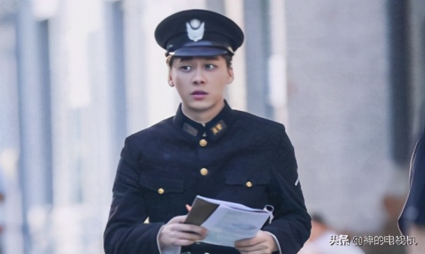 李易峰金晨谈隐秘而伟大导演合影,隐秘而伟大李易峰在墙上壁咚金晨