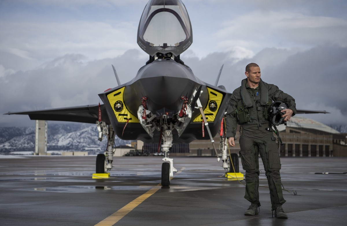 中国特级飞行员飞行时长不长,中国飞行员一年能飞多少个小时