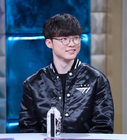 外媒评价Faker省出一间“黄金屋”！药水哥偷亲一龙差点挨揍