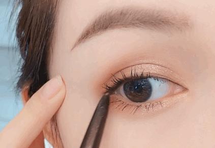 睫毛根部比较硬怎么画眼线,保姆级教程睫毛