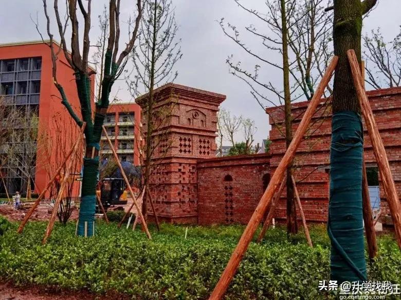 凭什么？开学第一天，重庆这所学校就火上了人民日报
