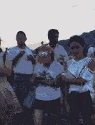 搞笑gif永远不要相信任何人,朋友圈gif背景搞笑