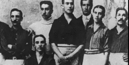 谁说球衣不是时髦的衣服?明明可以性感与可爱兼具