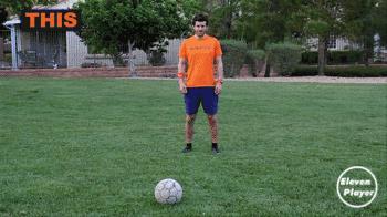 足球基本知识和球性,足球基本功训练拉球绕过另一条腿