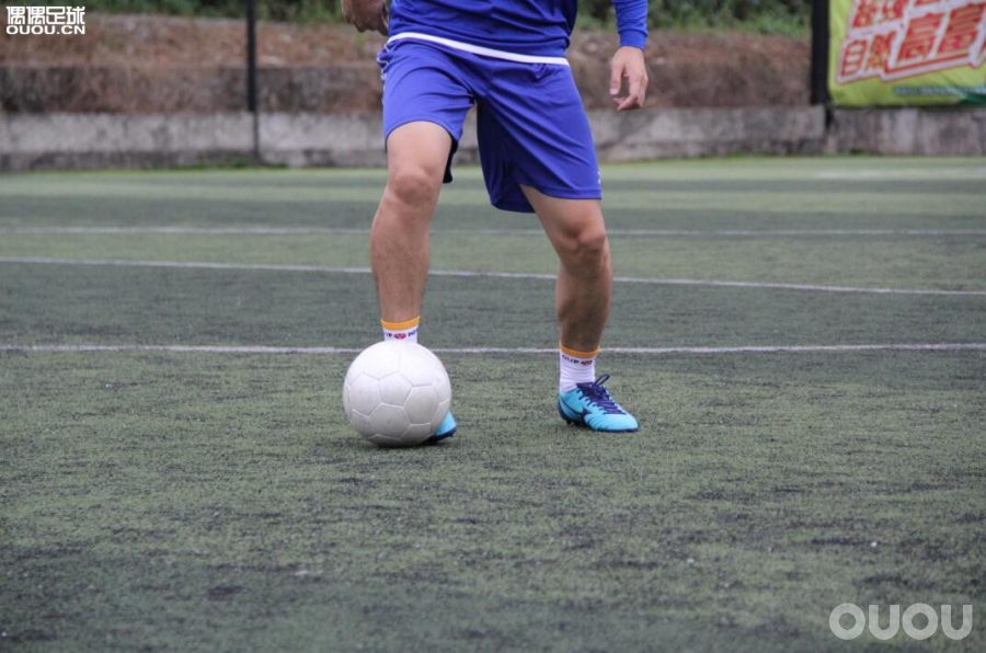 美津浓中端ag足球鞋,美津浓neo足球鞋不同配色有差异吗