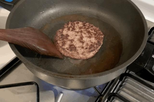 两个小孩给妈妈做大餐,两个女孩给爸妈做饭