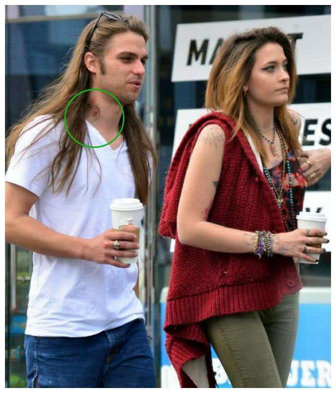 2009年，因父亲杰克逊去世遭受“非议”的帕里斯，今22岁卷土重来