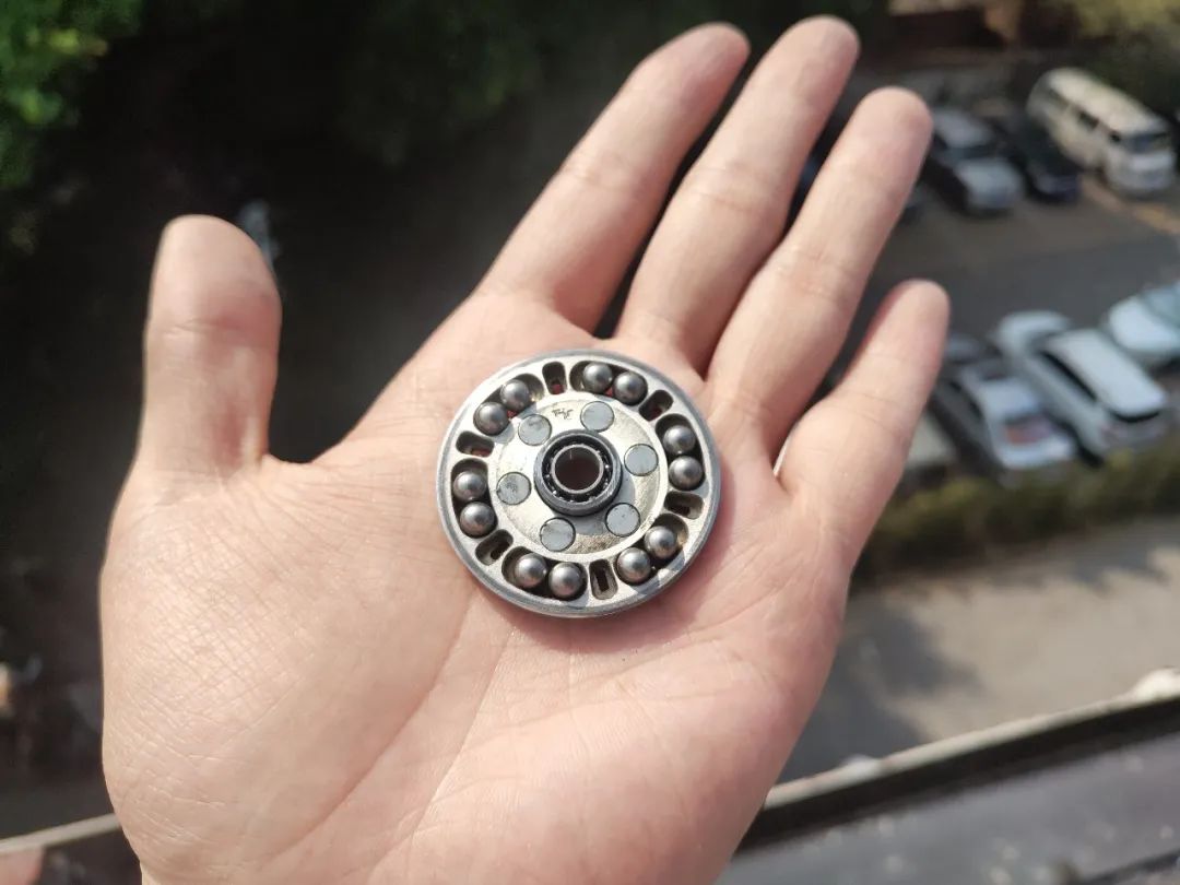 这个指尖陀螺不仅能转,还能啪啪啪?