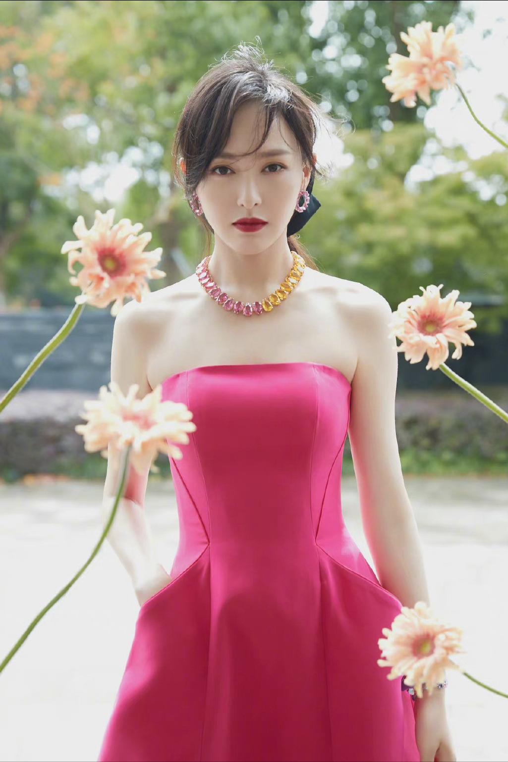 唐嫣穿礼服少女感十足,唐嫣帽子上的蝴蝶结