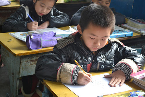 孩子写作业磨蹭拖拉家长该怎么办,孩子写作业家长要不要坐在身边陪