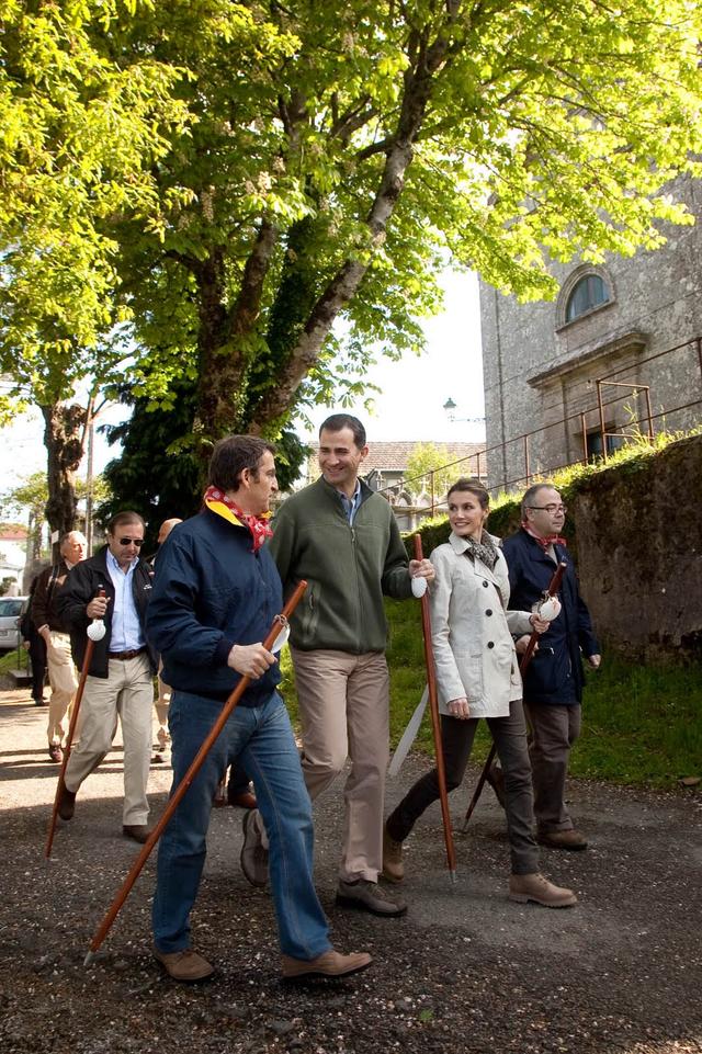 费莱夫妇重走来时路,莱后穿平底鞋健步如飞,搭配失策惨变五五分