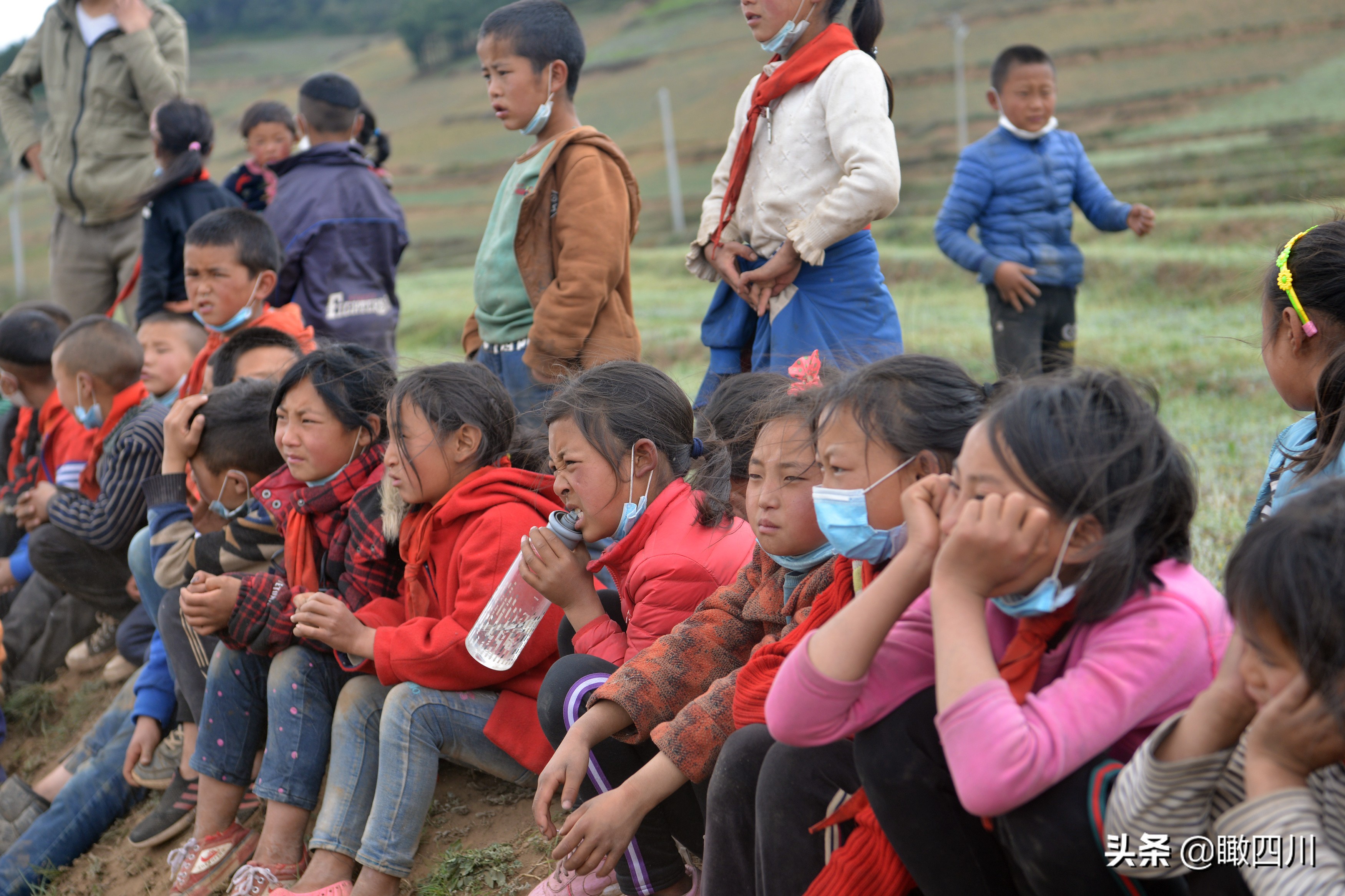 大凉山最贫困的山区小学,大凉山爬悬崖上学的孩子