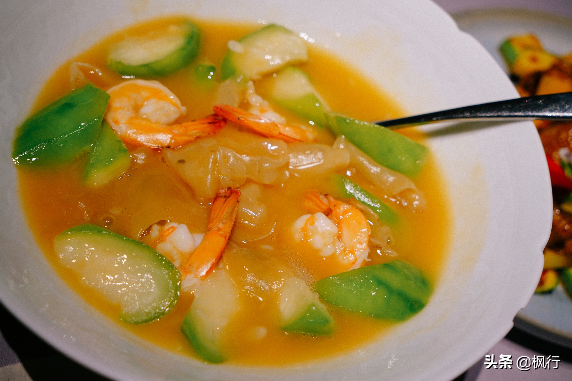 这家北京二环内的粤菜馆，装修获大奖，松板肉、乳鸽、罗氏虾惊艳