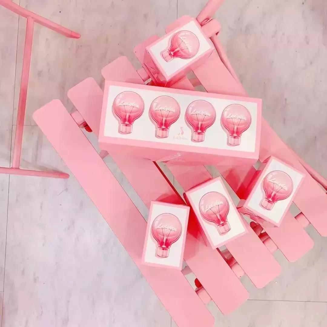 李小冉五官精致皮肤白皙透亮,70后女演员李小冉的高级搭配