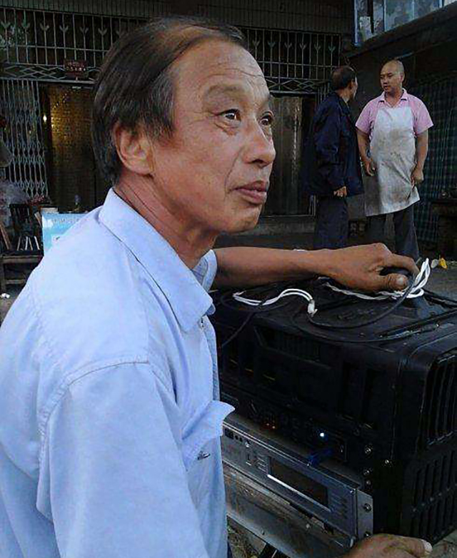 邹在宏818米悬崖上代人烧香,烧一次收199元,稍不留神就会丢了性命