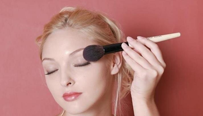 涂bb霜要用卸妆水吗,涂bb霜用湿粉扑还是干的