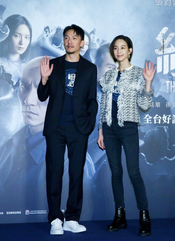 沉稳冷峻张震新写真彰显成熟魅力,张震穿西服