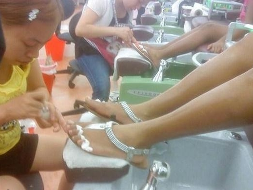 美国凤姐的真实生活,凤姐在洗脚店打工