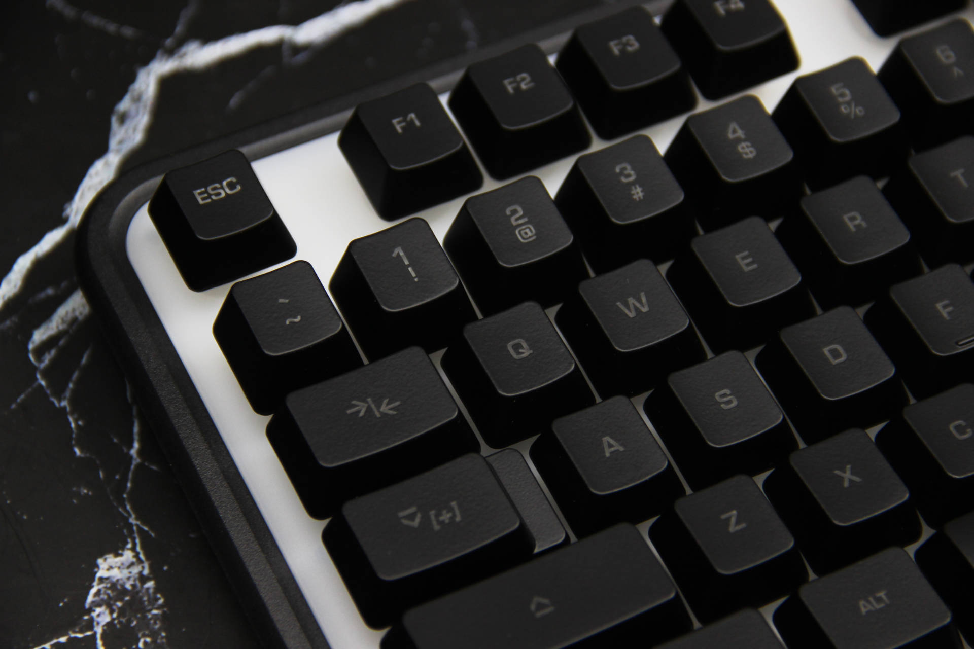 rgb键盘会出现个别不亮吗,rgb键盘有一个灯不一样怎么办