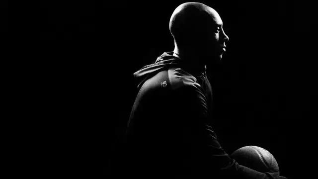 今天，我们用两部纪录片来致敬这位伟大的球员、丈夫与父亲