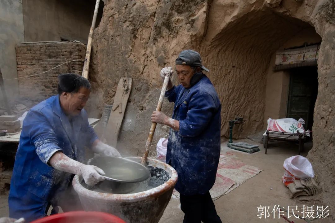 山东漏粉条的过程视频,漏瓢式粉条制作技术视频