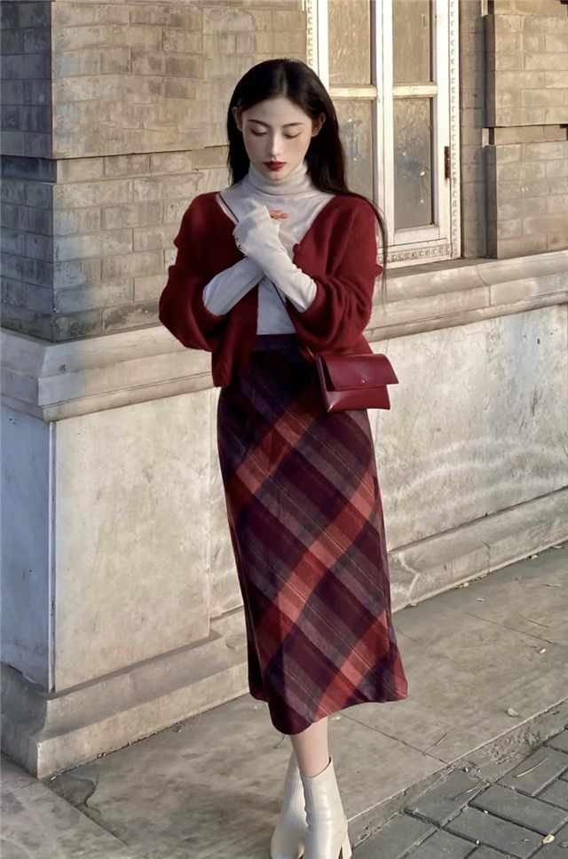 怎么把红色穿出不落俗套的时髦感,红色显土穿什么颜色好看