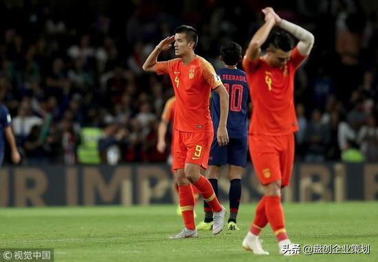 外国人看国足2:1泰国,国足vs泰国球迷互喷场外