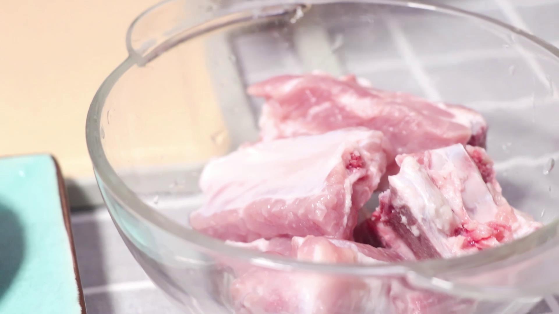 排骨焖饭加菜一锅出,排骨焖饭酱汁香辣口味