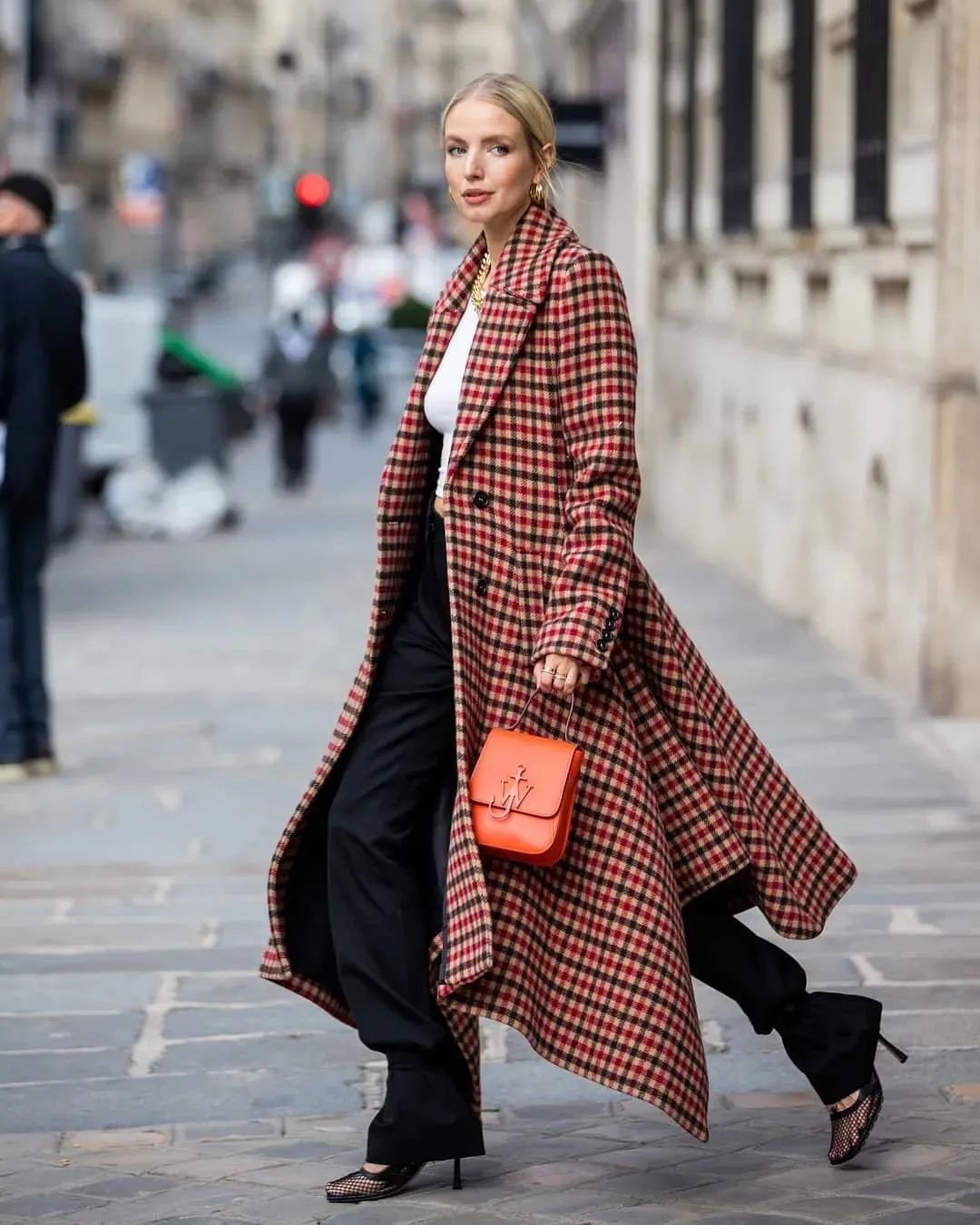 黑白格纹大衣怎么搭配好看,戴帽子黑白格纹大衣怎么搭配好看