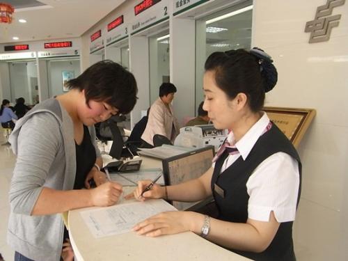 存款人去世了银行里的钱怎么办,人去世后银行存的钱该怎么办