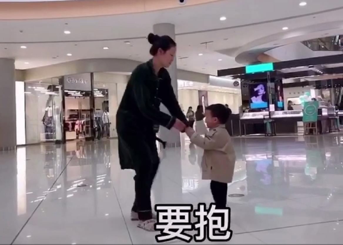 2月龄的宝宝抽筋是怎样的,2岁孩子要求抱抱正确方法