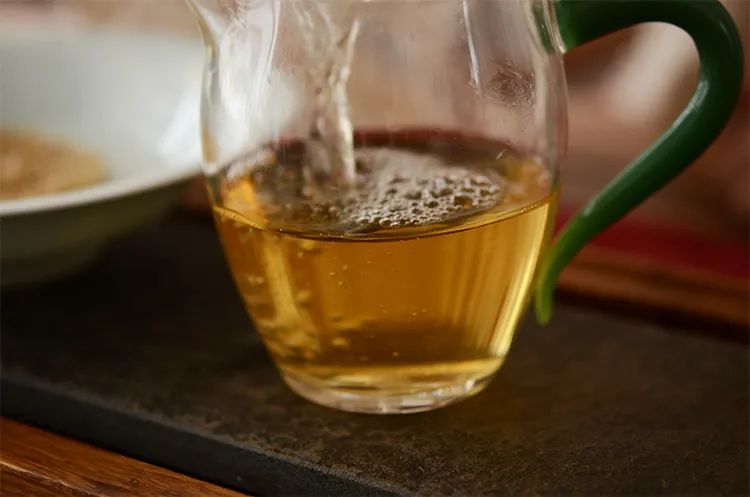 你的普洱茶泡着泡着就没味儿了？试试用这7个办法，“榨干”它