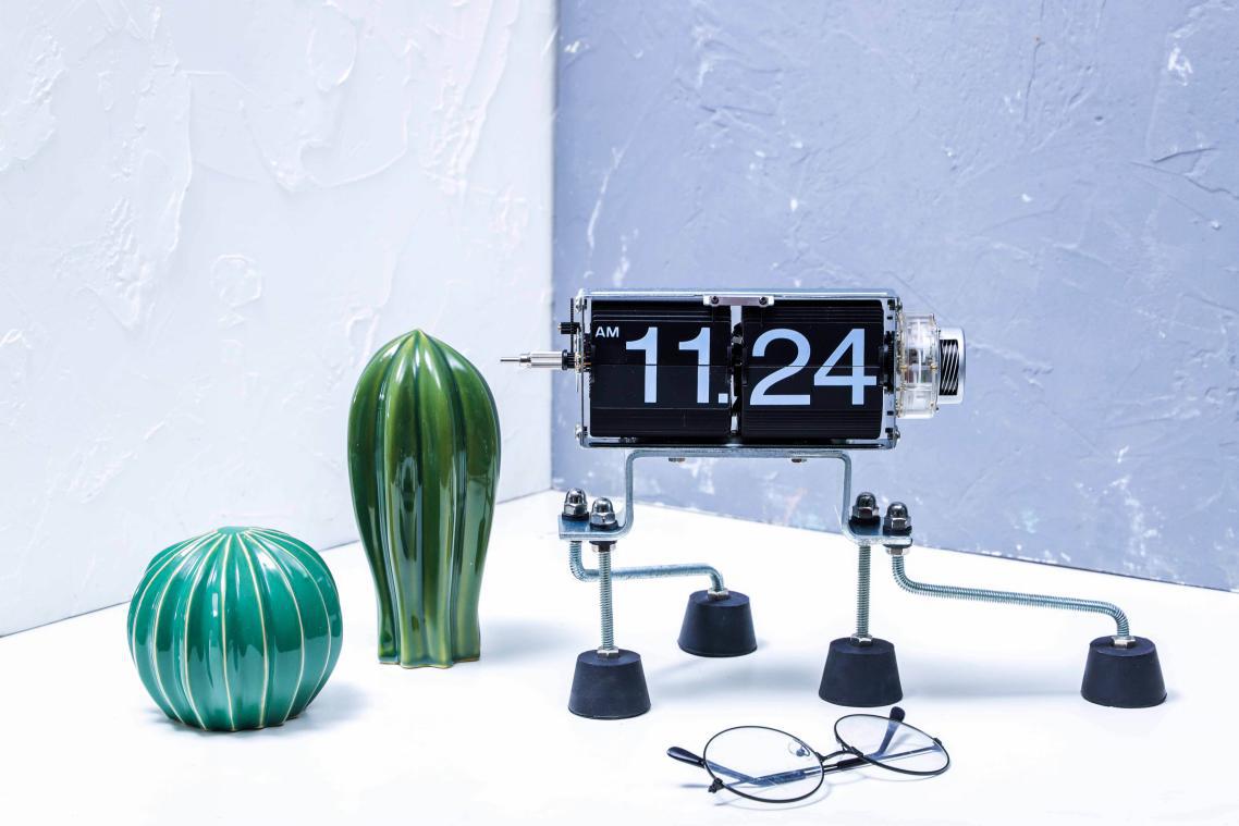 逆天了！没有指针屏幕，这块时钟居然靠翻页来计时