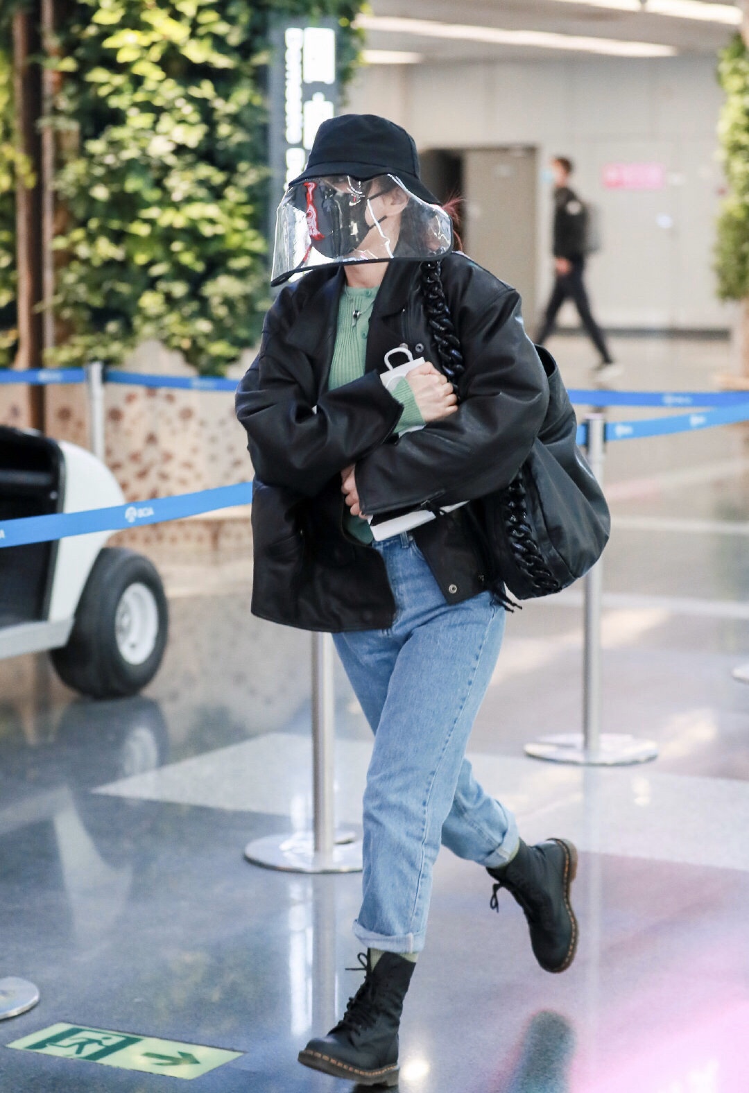 吴昕机场戴墨镜高清图片,吴昕穿黑色大衣图片