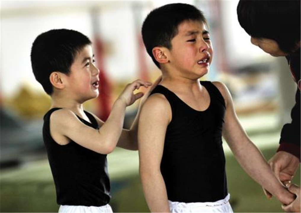 当孩子被同学欺负家长应该怎样做,被同学欺负父母劝你大度忍耐